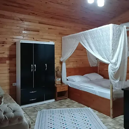 Flora Cirali Homestay szállás *