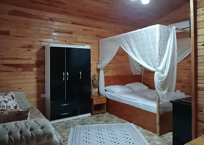 Flora Cirali Homestay *